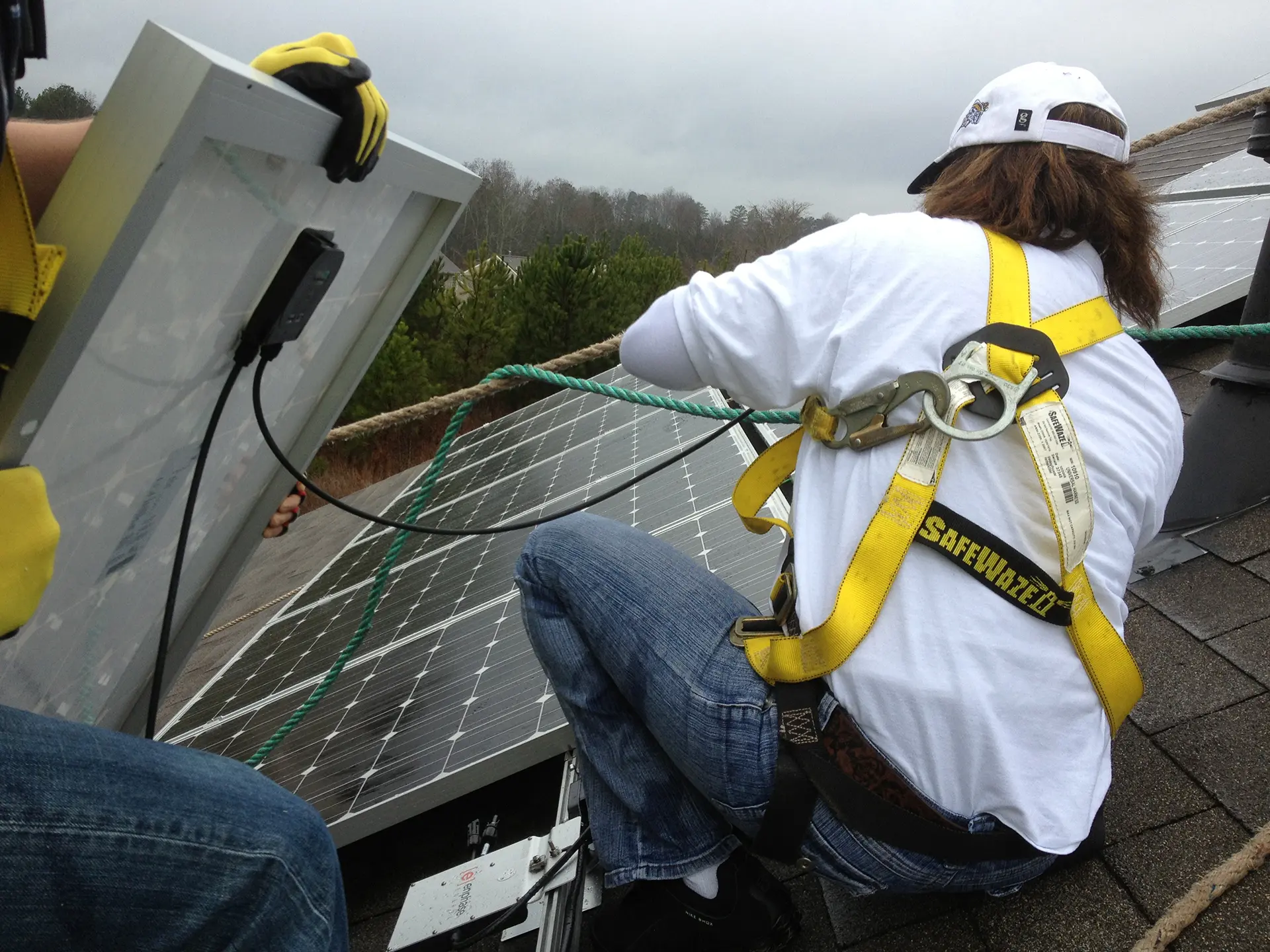 Equipo profesional de EXAASOLAR realizando instalación de paneles solares en Buenos Aires